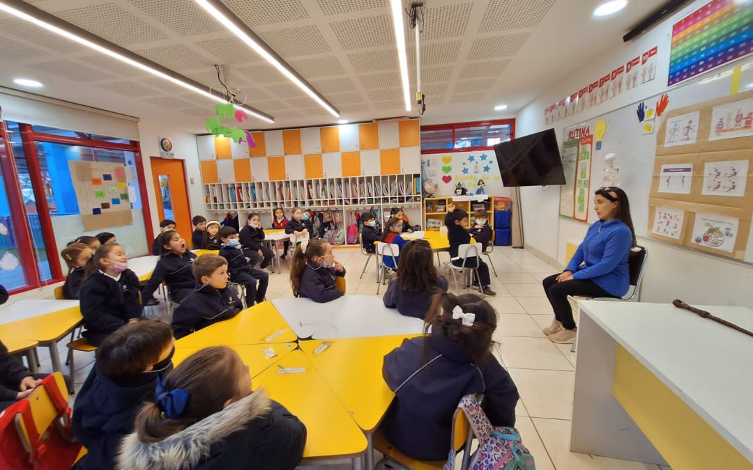 Apoderados del mundo de la salud, motivan a los niños de Pre escolar, en la Semana de las Ciencias.