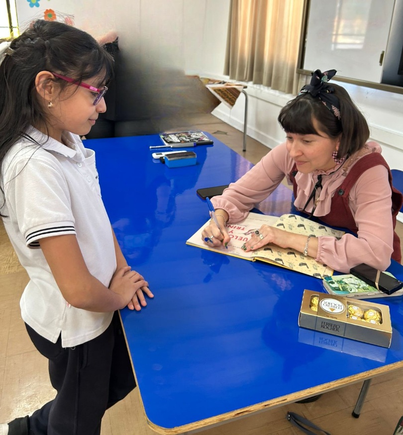 Escritora Paulina Jara encanta con Vuelos y Trinos