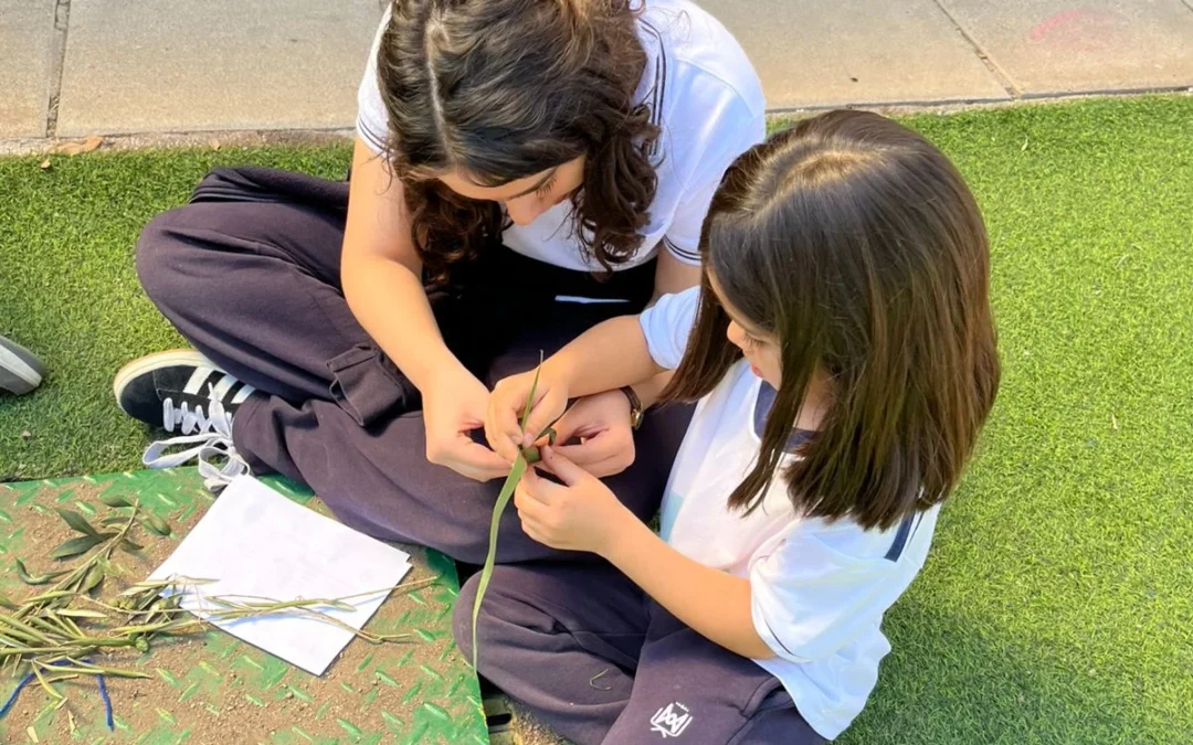 Un encuentro que siembra esperanza: IV° medio y Kínder preparan juntos la Semana Santa