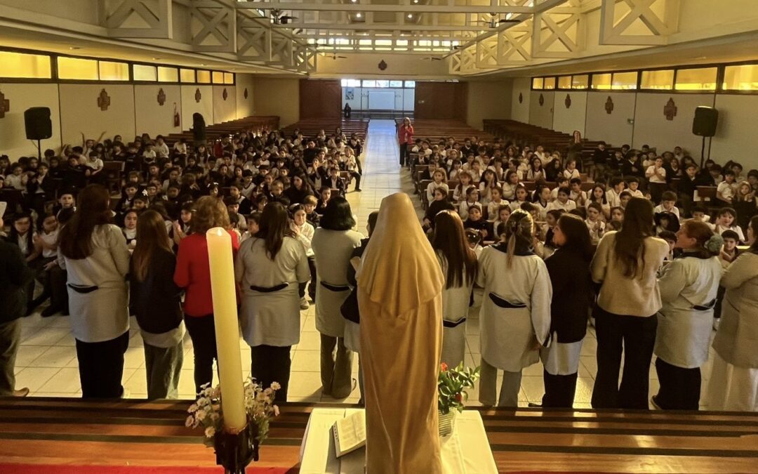 Nuestra comunidad educativa se une en oración para celebrar siete décadas de historia