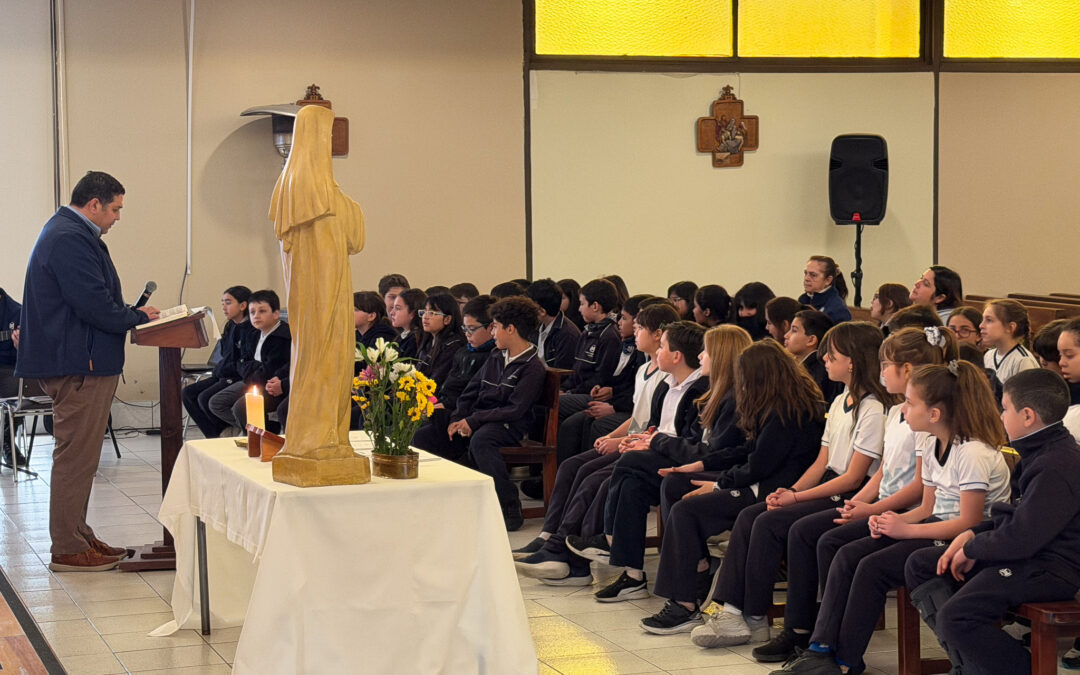 Estudiantes viven la tradicional Entrega del Credo en su camino a la Primera Comunión