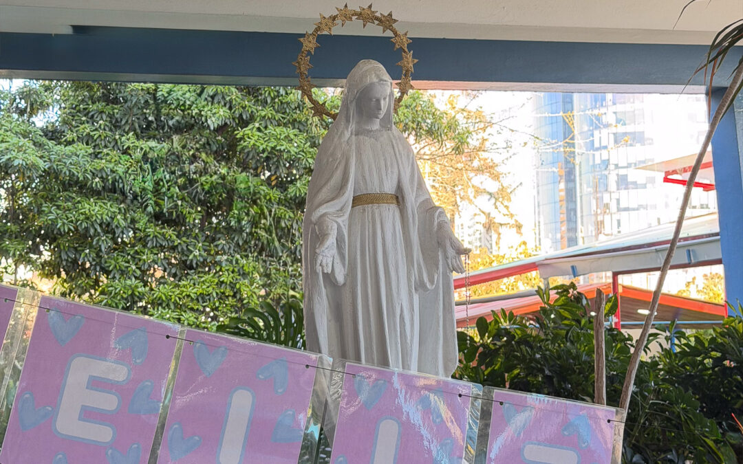 Estudiantes de Playgroup a 2º Básico celebraron el cumpleaños de la Virgen María