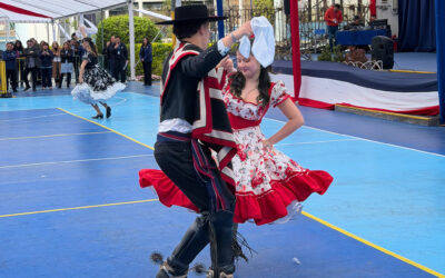 El folclor chileno llena de color y emoción las jornadas de bailes típicos en el colegio