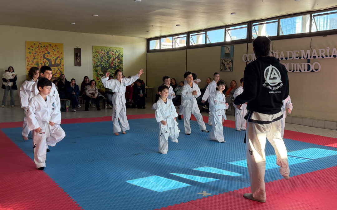 Doce estudiantes del colegio ascienden a cinturón punta amarilla en Taekwondo