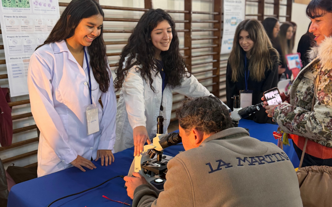 Estudiantes y apoderados se reunieron en inspiradora Feria Científica